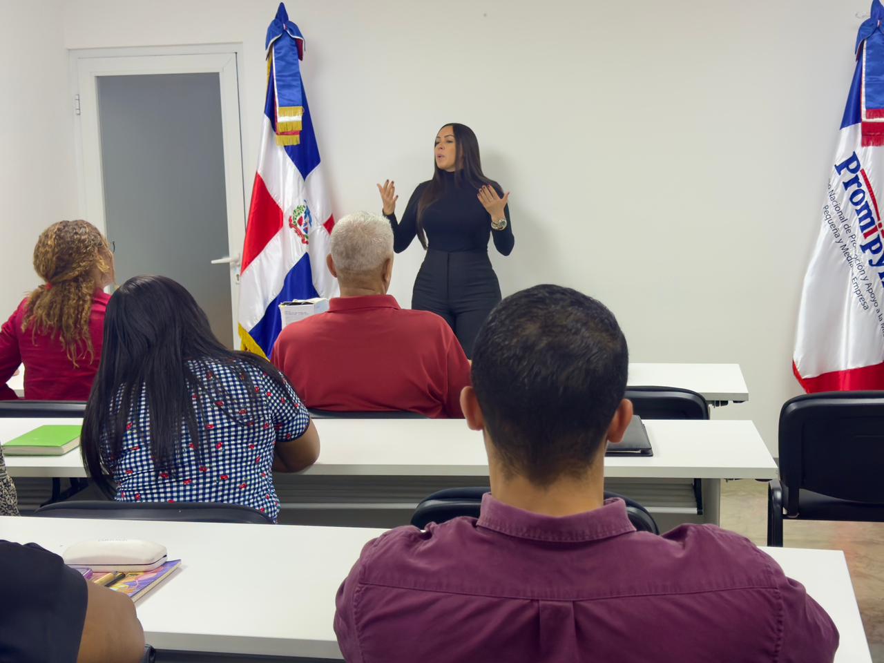 Promipyme capacita emprendedores en sucursal Luperón